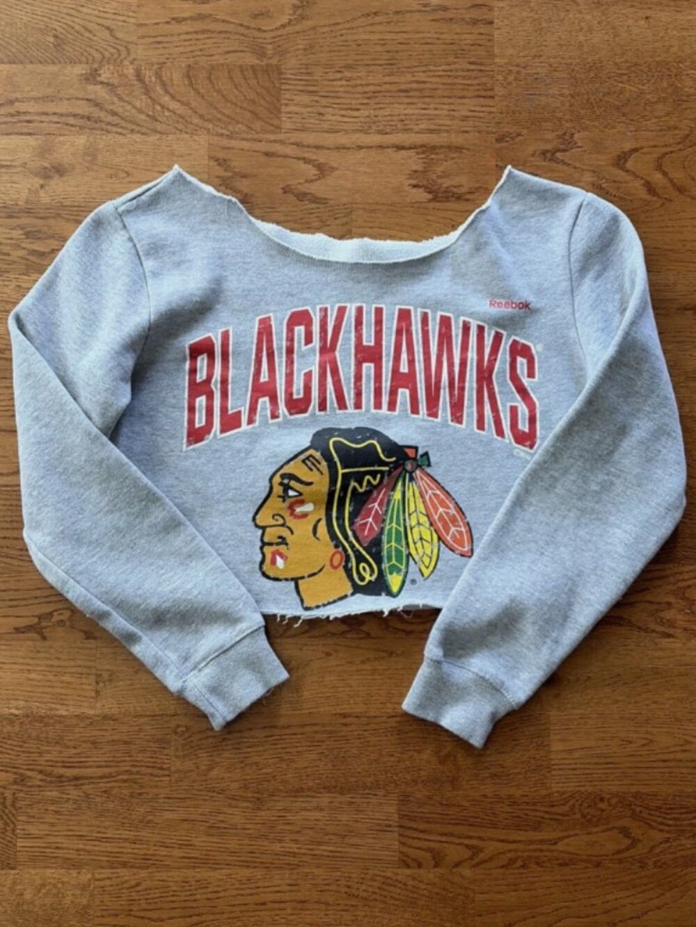 Chicago Blackhawks Reebok Sweatshirt Pullover Gray Red Cut Out Neck Cropped NHL